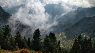 山间云雾缭绕的壮美景色