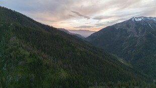 山间暮色美景