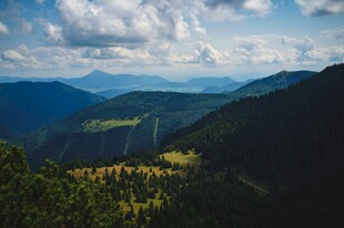 山峦绿野间的壮阔美景