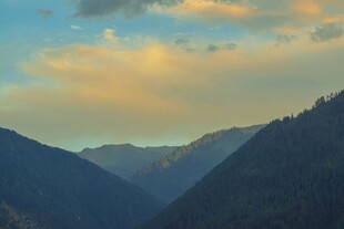 山间云霞美景