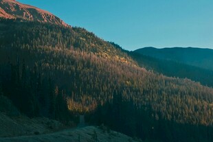 壮丽山景山林与蓝天相映