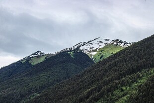 山峦叠翠间的雪顶风光