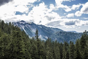 山林间的壮丽山脉景观