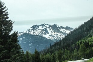 山林间的雪山壮丽景致