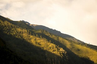 山间光影下的秀丽山峦