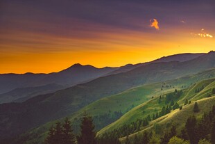 山间壮丽日落美景
