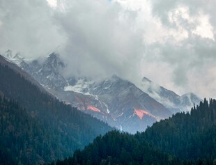 云雾缭绕的壮丽山峦景色