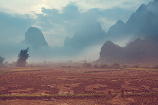 山间旷野的朦胧美景