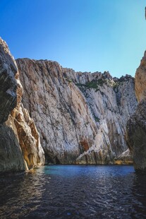 海岸边的壮丽岩石景观
