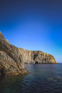 海边嶙峋岩石与湛蓝天空
