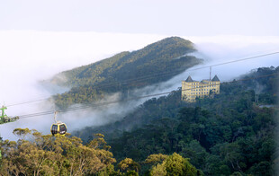 山间云雾缭绕的静谧美景