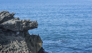 海边嶙峋岩石与蔚蓝大海