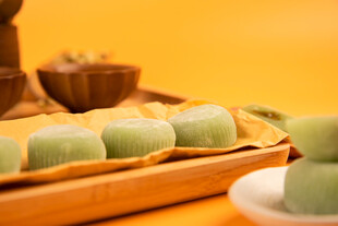 精致抹茶糕点摆放在木托盘上