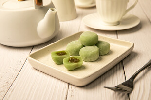 清新抹茶点心与茶具组合