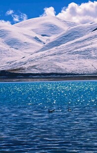 雪山湖泊