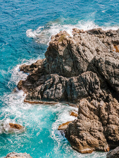 海边嶙峋礁石与碧蓝海水