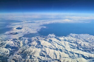 高空俯瞰壮丽雪山景观