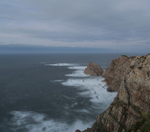 海岸边嶙峋岩石与翻涌海浪