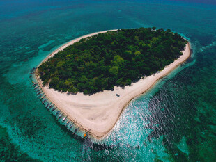 美丽海上小岛风光