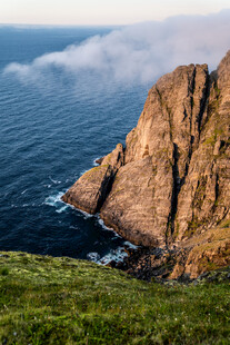海边巍峨峭壁美景