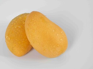 两个金黄饱满的新鲜芒果
