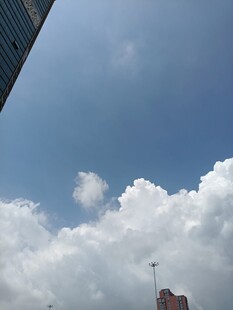 城市上空的蓝天白云