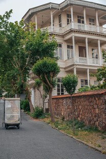 欧式别墅旁的宁静小路