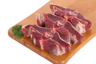新鲜牛肉切片置于木板上