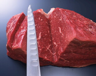锋利刀具旁的优质生牛肉