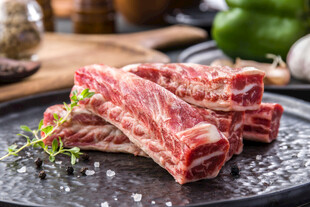 新鲜美味生肉排骨待烹饪