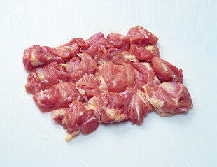 新鲜切块生鸡肉