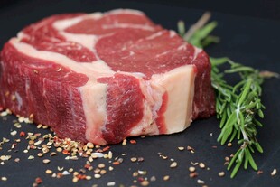 新鲜生牛排配迷迭香香料
