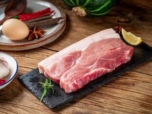 新鲜猪肉置于木桌配佐料