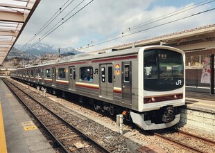 轨道上的白色列车