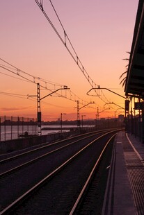 夕阳下的铁轨与架空线