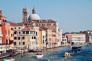 威尼斯河畔多彩建筑风景