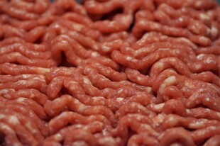 新鲜绞碎的肉末特写