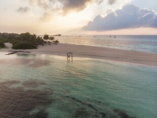 美丽海岛日落海滩景致