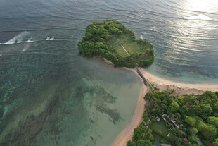 海岛风光碧海绿树相连景