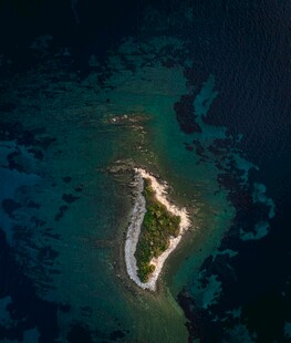 海中孤立小岛俯瞰美景