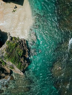 俯瞰碧海礁石的美丽景致
