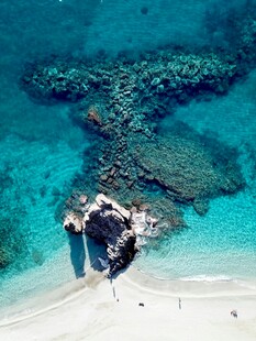 美丽海岛浅滩与清澈海水