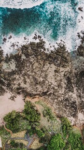 俯瞰海岸礁石与海浪景观