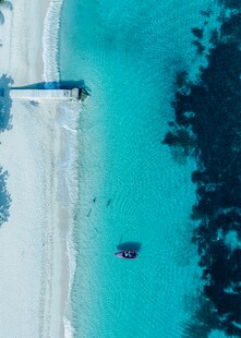 美丽海滨沙滩与栈桥景观