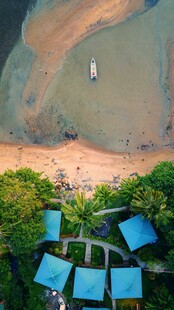俯瞰海边蓝顶小屋与船只