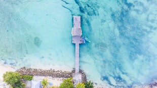 俯瞰海上栈桥与翠绿岛屿