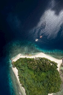 美丽海岛与蔚蓝海洋景观