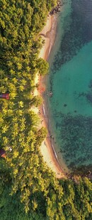 俯瞰葱郁海岛与碧蓝海水