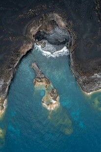 海边天然岩洞与碧蓝海水