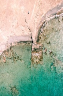 俯瞰海岸边的碧蓝海水